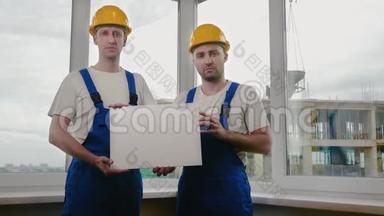 两个悲伤的建筑工人拿着木板或海报找工作。